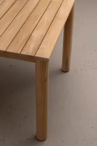 Iris ruokapöytä