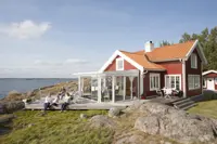 Pulpetti-lasiterassi, jossa on kaksi katkaistua kulmaa