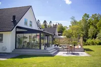 Pulpettikatolla varustettu lasiterassi